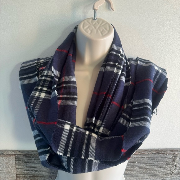 Navy plaid 100% cashmere Made in Scotland scarf, unisex - Picture 3 of 5